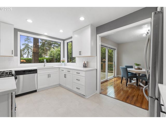9511 Ne SKIDMORE St, Portland, OR 97220