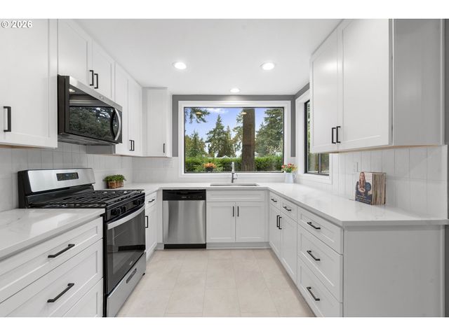 9511 Ne SKIDMORE St, Portland, OR 97220