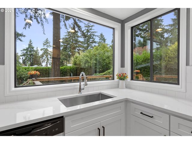 9511 Ne SKIDMORE St, Portland, OR 97220