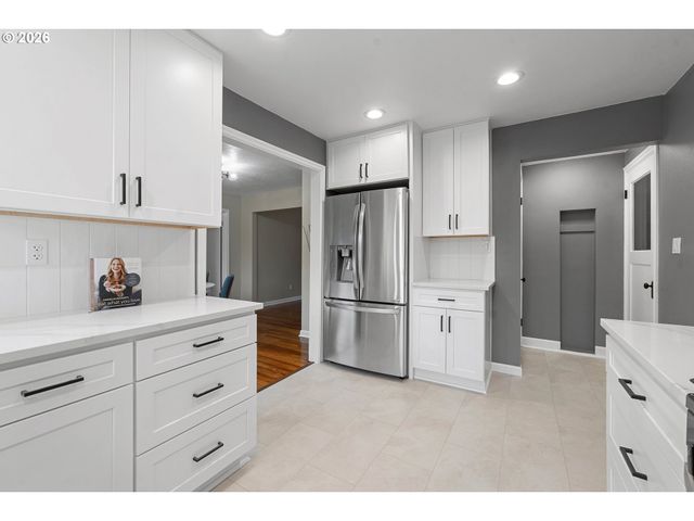 9511 Ne SKIDMORE St, Portland, OR 97220