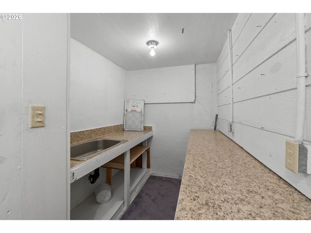 9511 Ne SKIDMORE St, Portland, OR 97220
