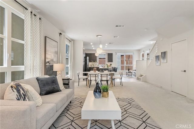 2700 41 E Chaucer E 41, Los Angeles, CA 90065
