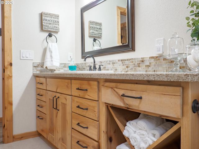 36211 Se WILDCAT MOUNTAIN Dr, Eagle Creek, OR 97022