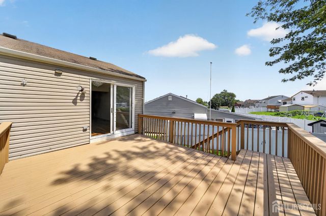 17 Wedgewood Drive, Carteret, NJ 07008
