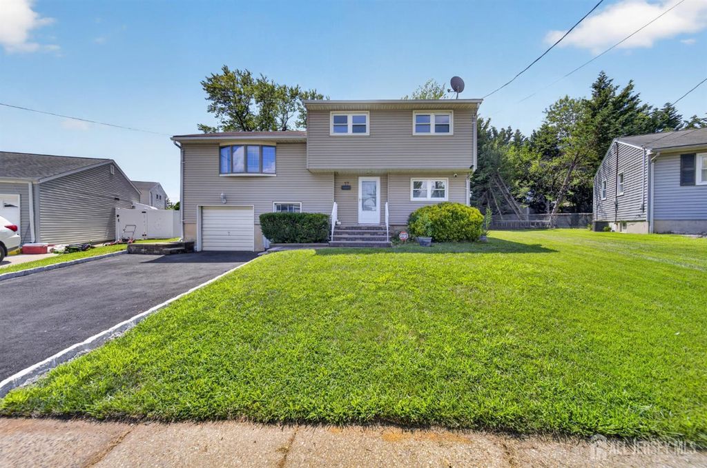 17 Wedgewood Drive, Carteret, NJ 07008