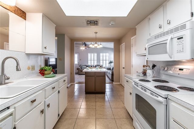 3609 Capri Dr, Corpus Christi, TX 78415