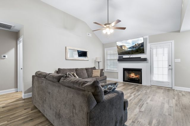 243 Dugger Dr, Clarksville, TN 37042