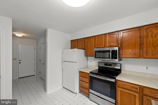 10 FENTON WOOD DR, Sterling, VA 20165