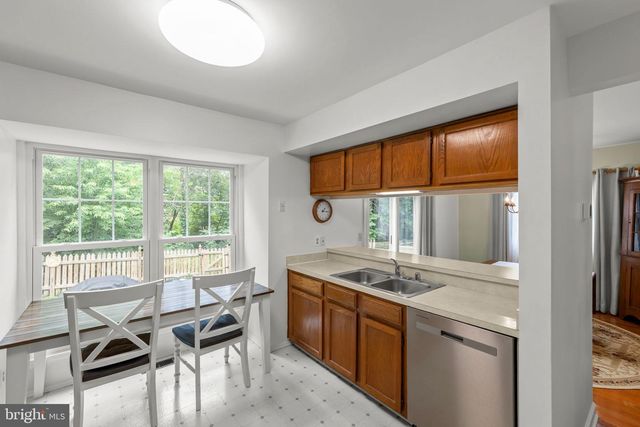 10 FENTON WOOD DR, Sterling, VA 20165