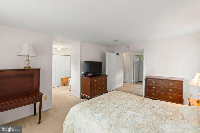 10 FENTON WOOD DR, Sterling, VA 20165
