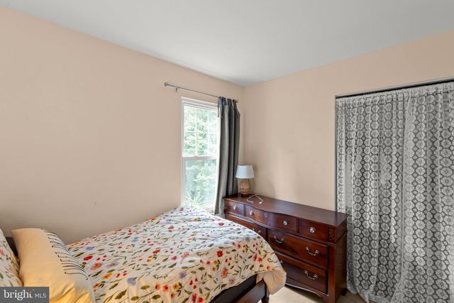 10 FENTON WOOD DR, Sterling, VA 20165