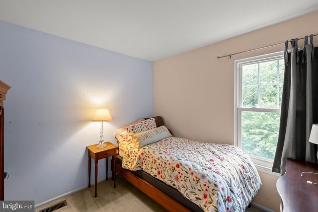 10 FENTON WOOD DR, Sterling, VA 20165