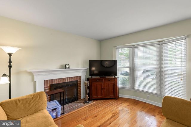 10 FENTON WOOD DR, Sterling, VA 20165