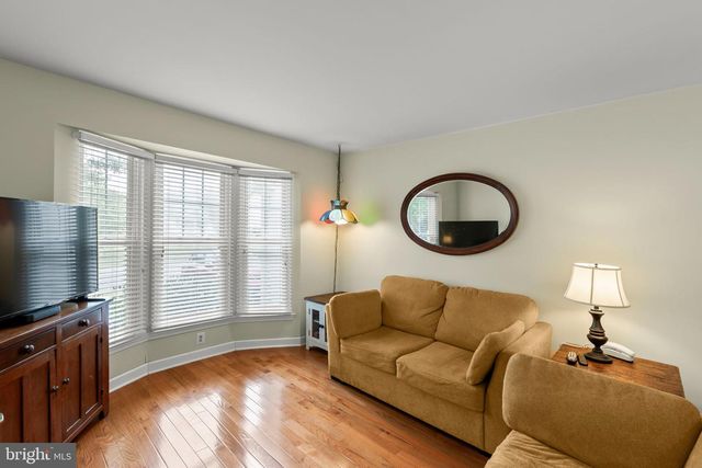 10 FENTON WOOD DR, Sterling, VA 20165