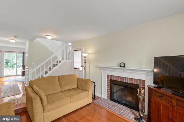 10 FENTON WOOD DR, Sterling, VA 20165