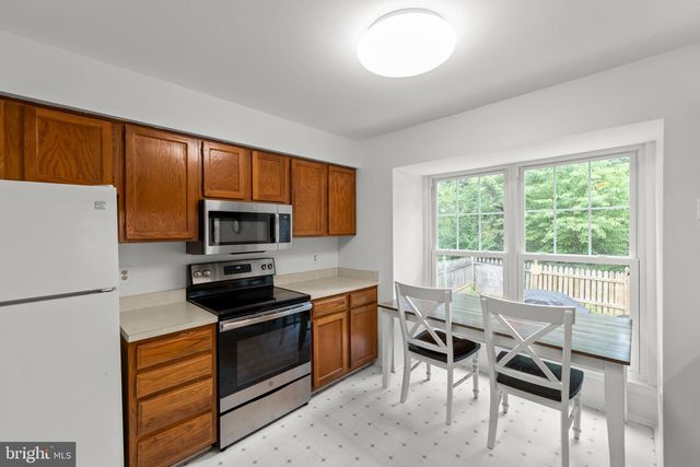 10 FENTON WOOD DR, Sterling, VA 20165