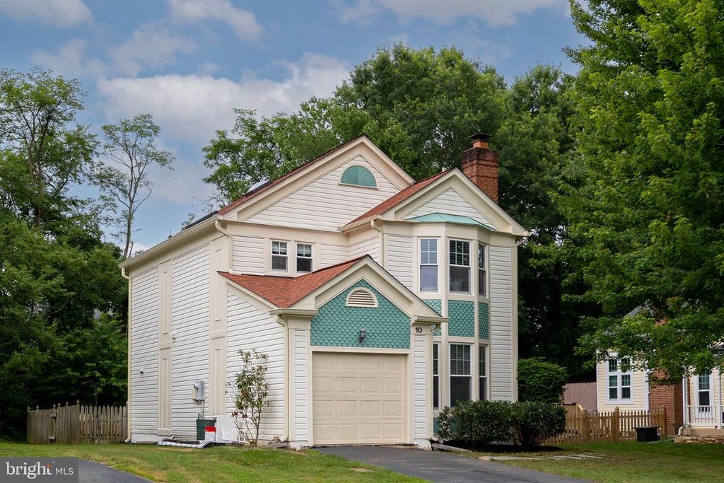10 FENTON WOOD DR, Sterling, VA 20165