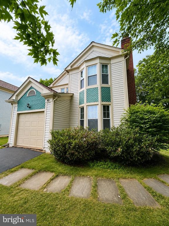 10 FENTON WOOD DR, Sterling, VA 20165