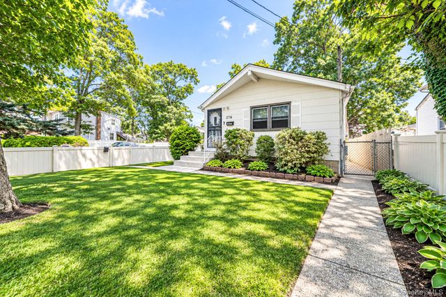276 Deauville Boulevard, Copiague, NY 11726