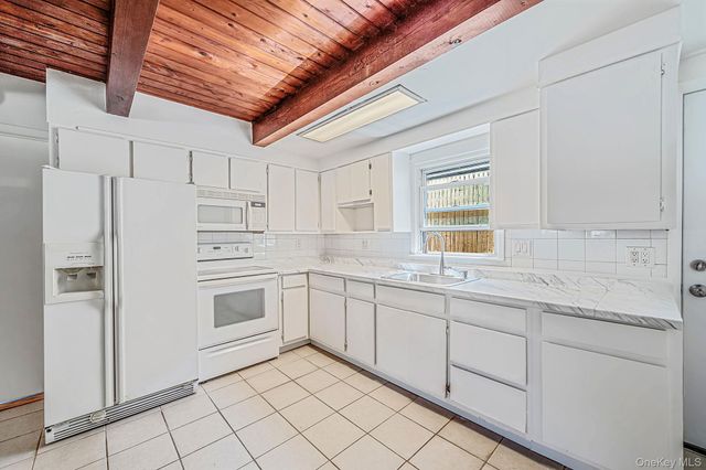 276 Deauville Boulevard, Copiague, NY 11726