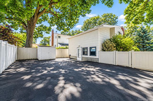 276 Deauville Boulevard, Copiague, NY 11726