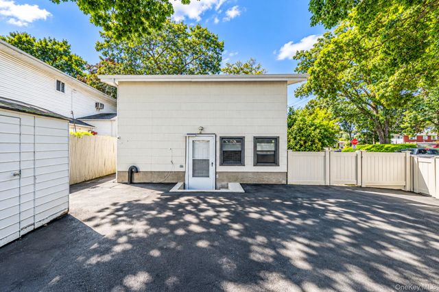 276 Deauville Boulevard, Copiague, NY 11726