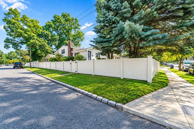 276 Deauville Boulevard, Copiague, NY 11726