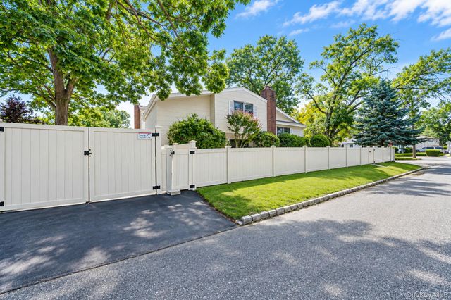 276 Deauville Boulevard, Copiague, NY 11726