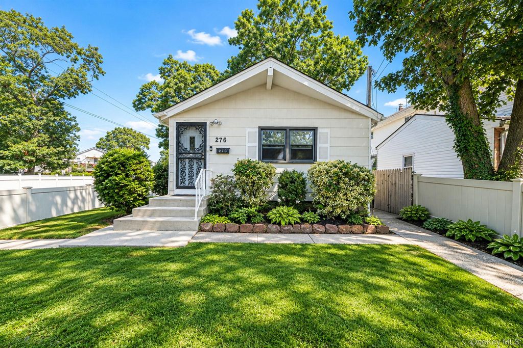 276 Deauville Boulevard, Copiague, NY 11726 — exterior