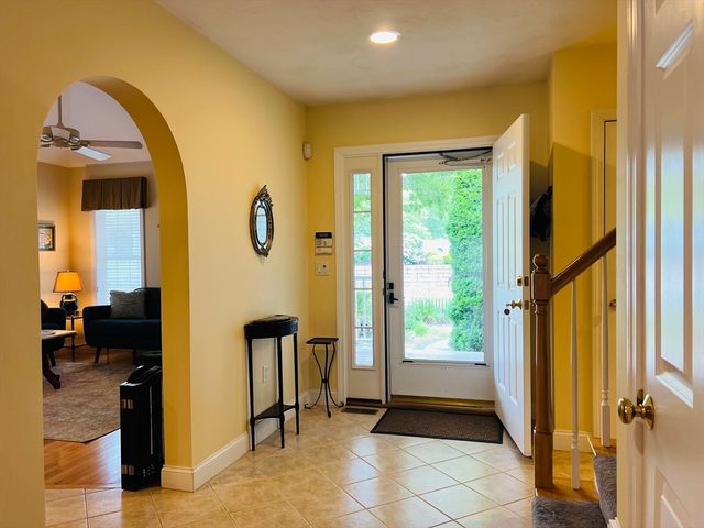 619 White Cliff Dr 619, Plymouth, MA 02360