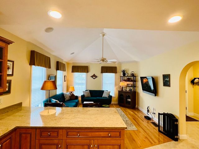 619 White Cliff Dr 619, Plymouth, MA 02360