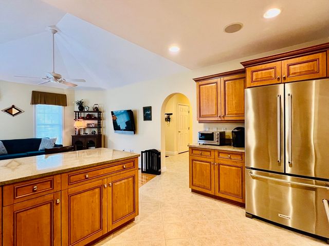 619 White Cliff Dr 619, Plymouth, MA 02360