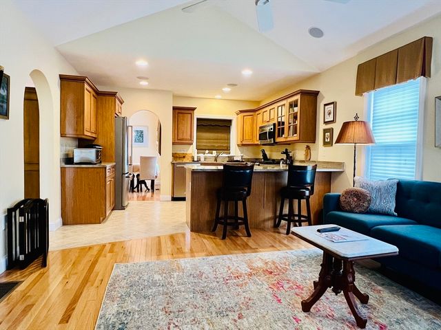 619 White Cliff Dr 619, Plymouth, MA 02360