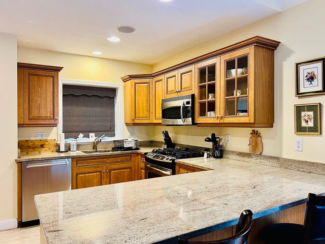 619 White Cliff Dr 619, Plymouth, MA 02360