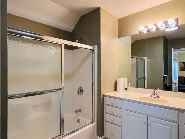 619 White Cliff Dr 619, Plymouth, MA 02360