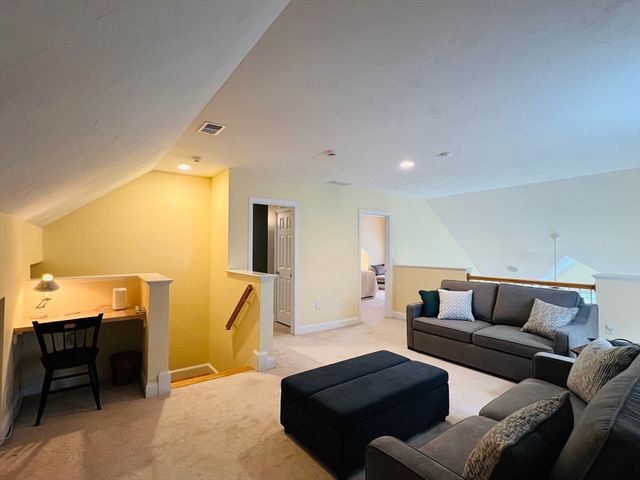 619 White Cliff Dr 619, Plymouth, MA 02360