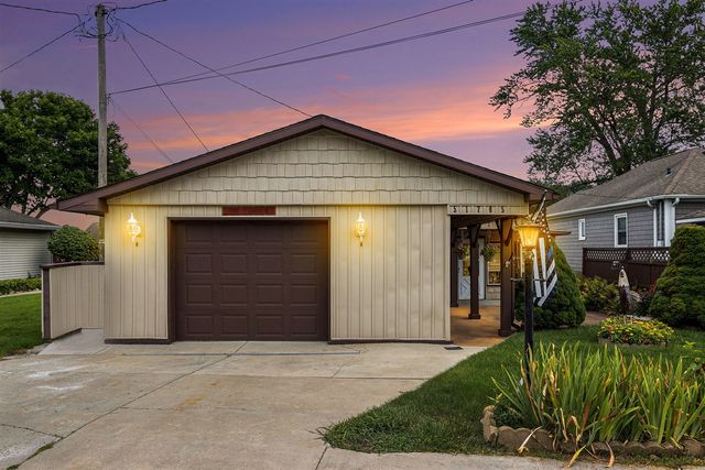 51765 Easy Street, Paw Paw, MI 49079