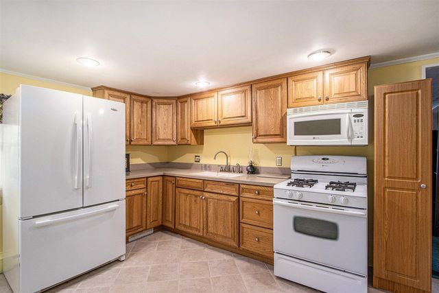 51765 Easy Street, Paw Paw, MI 49079