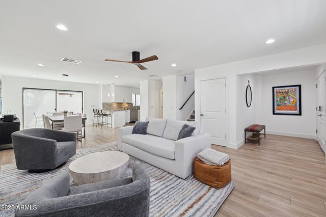 7694 E MINNEZONA Avenue, Scottsdale, AZ 85251