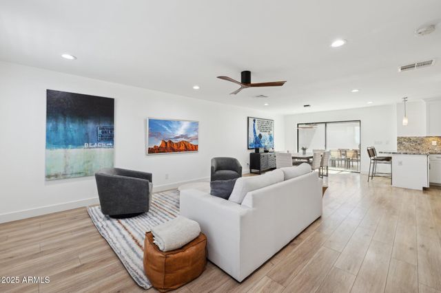 7694 E MINNEZONA Avenue, Scottsdale, AZ 85251
