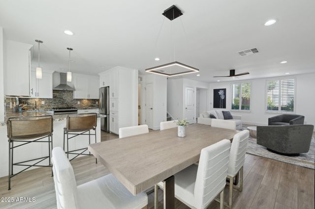 7694 E MINNEZONA Avenue, Scottsdale, AZ 85251