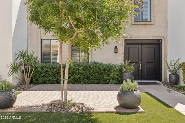 7694 E MINNEZONA Avenue, Scottsdale, AZ 85251