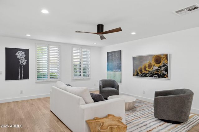 7694 E MINNEZONA Avenue, Scottsdale, AZ 85251