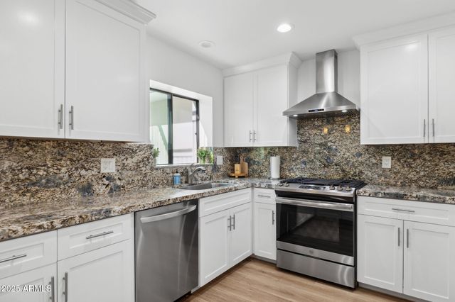 7694 E MINNEZONA Avenue, Scottsdale, AZ 85251