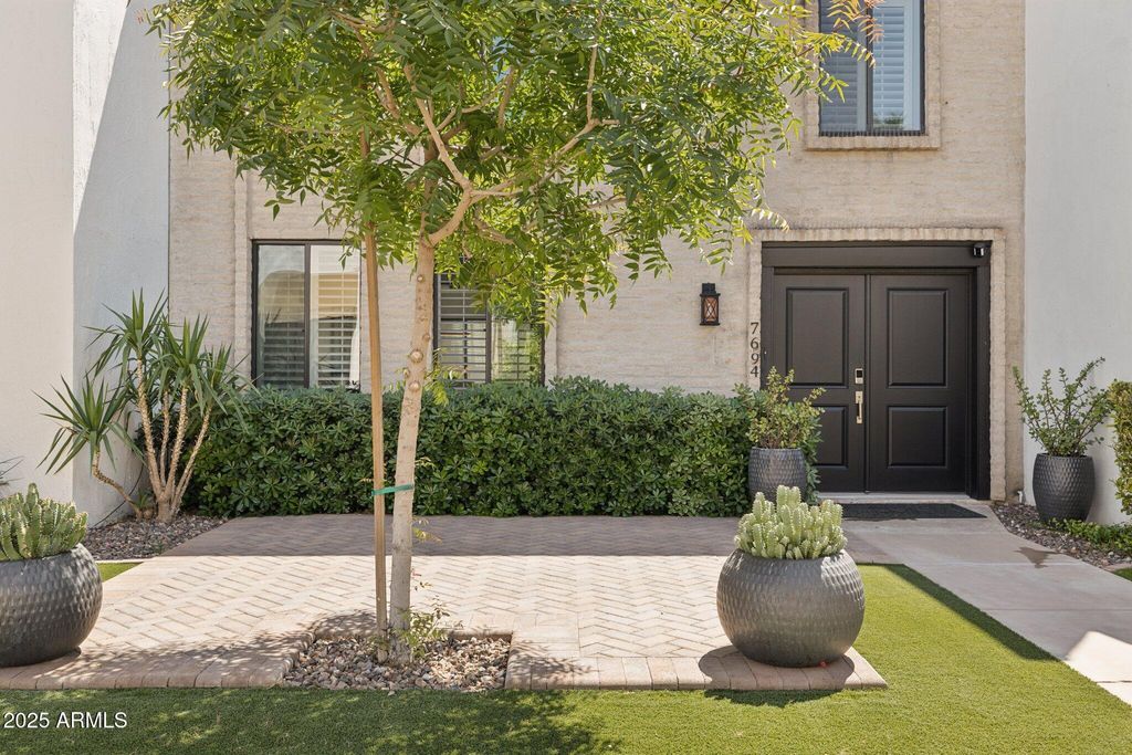 7694 E MINNEZONA Avenue, Scottsdale, AZ 85251 — photo 2