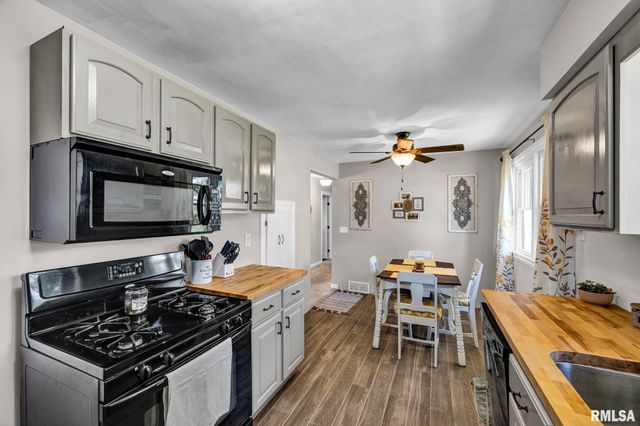 4611 W CRYSTAL Avenue, Bartonville, IL 61607