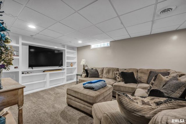 4611 W CRYSTAL Avenue, Bartonville, IL 61607