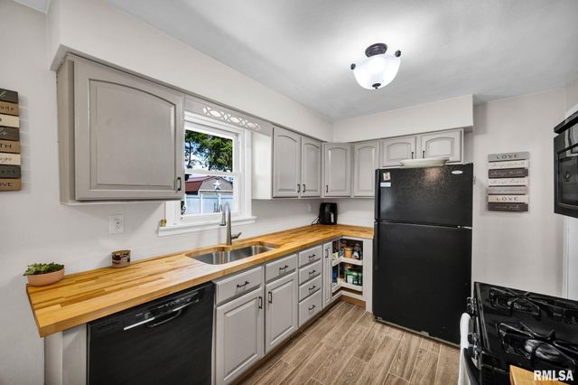4611 W CRYSTAL Avenue, Bartonville, IL 61607