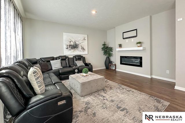 8811 S 65th, Papillion, NE 68157