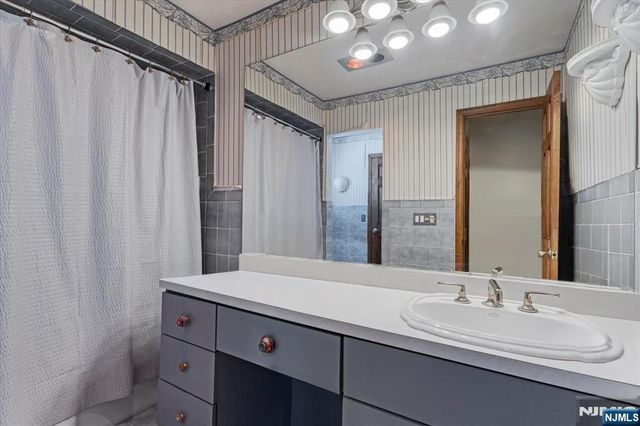 12-17 Roosevelt Place, Fair Lawn, NJ 07410